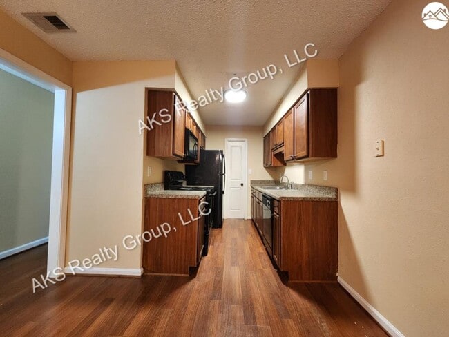 Building Photo - 1108 Chapel Creek Dr