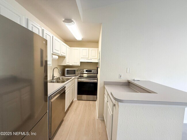 Building Photo - 13700 Richmond Park Dr N