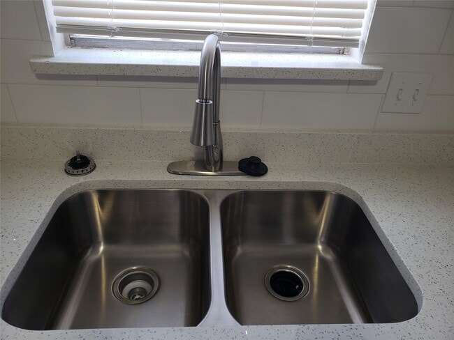 Building Photo - 11710 Southlake Dr