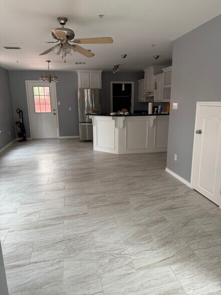 Building Photo - 106 S 48th Ln