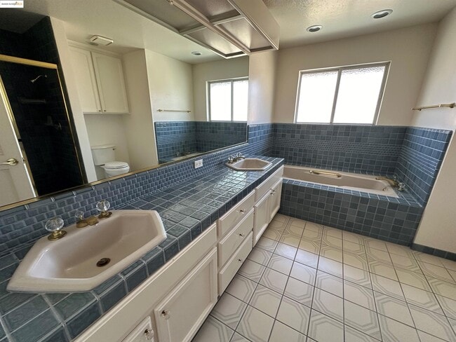 Building Photo - 5752 Drakes Dr