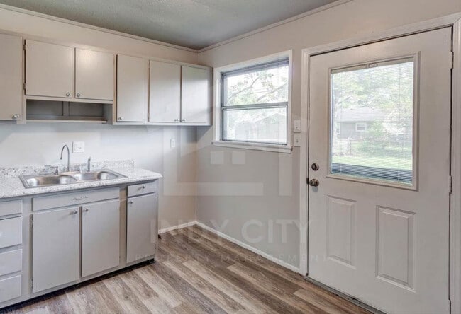 Building Photo - 7315 E 53rd St