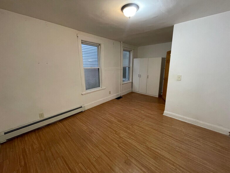 Building Photo - 578 Main St