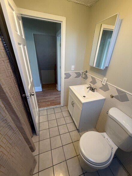 Building Photo - 569 Main St