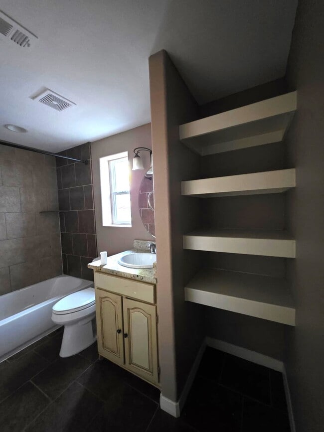 Building Photo - 1720 Roxella St