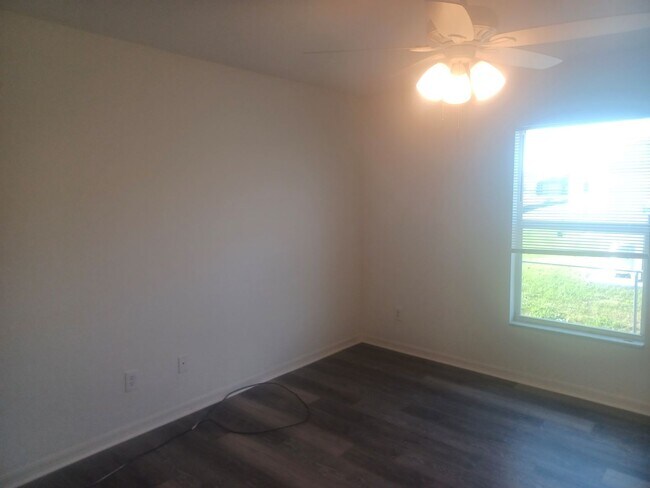 Building Photo - Freshly painted interior and BRAND NEW LVP...