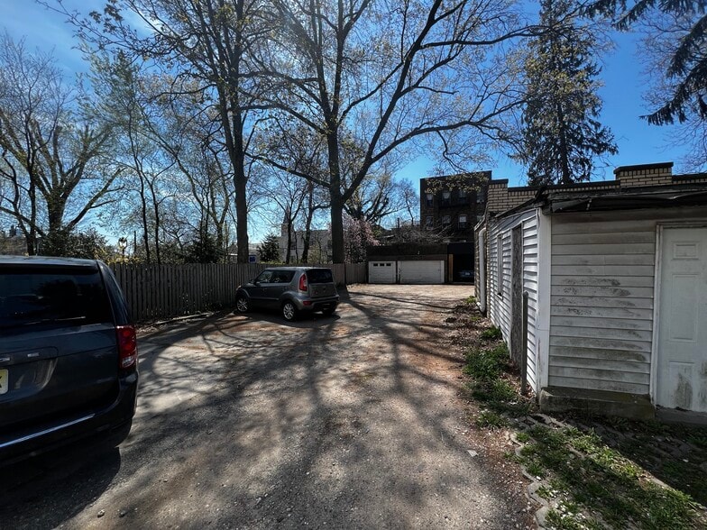 Parking - 21 Sherman Pl