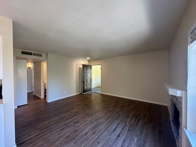 Building Photo - 3701 Colonial Dr