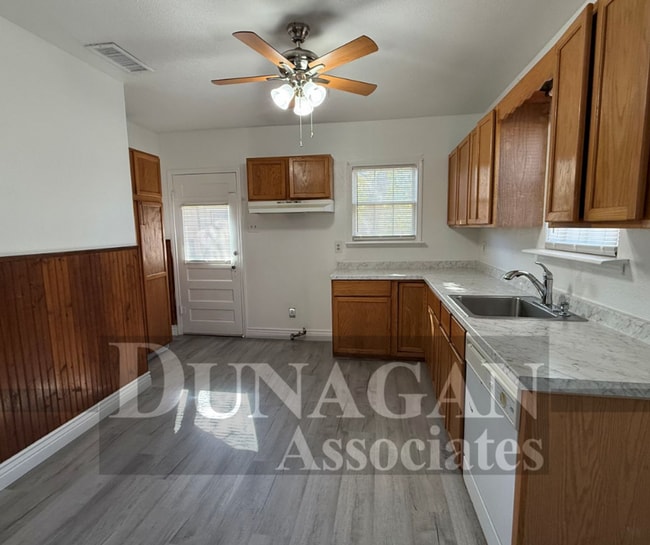 Building Photo - PRICE REDUCED !! OPEN HOUSE ON  1/15 2:45-2:55 2 Bedroom - 1 Bath home!!