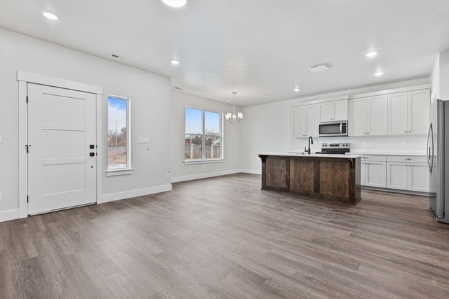 Building Photo - Awesome end unit 3 Bed 2.5 Bath townhome i...