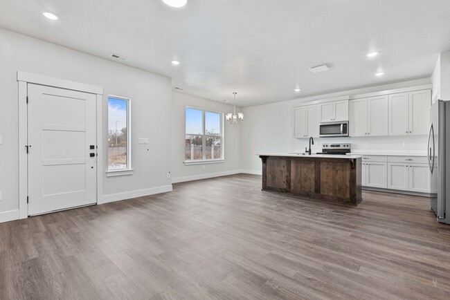 Building Photo - Stunning End unit 3 bed 2.5 Bath Townhom i...