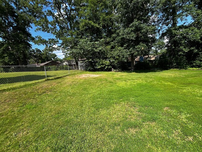 Building Photo - Beautiful New to Market!