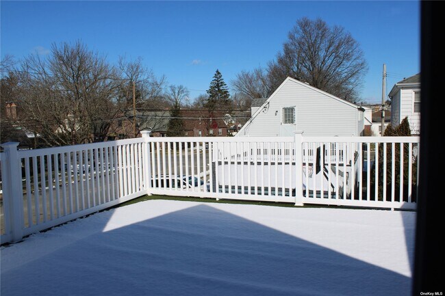 Building Photo - 37 Hemlock St