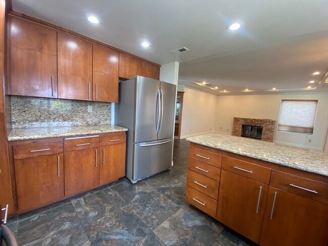 Building Photo - Gorgeous 4 Bedroom, 3 bathroom Home with private Pool!