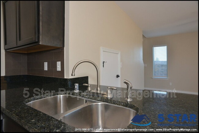 Building Photo - 806 TS Daniel Cadena Dr