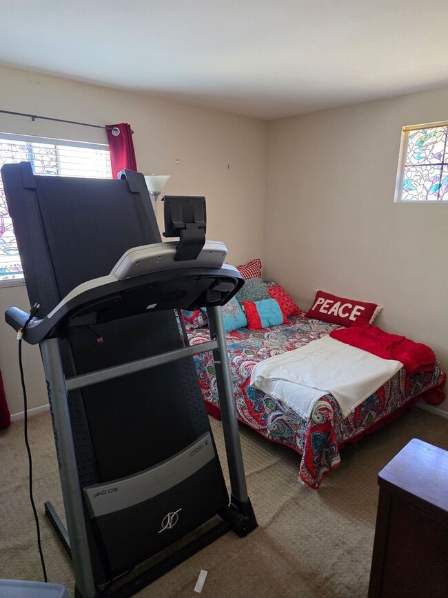 Building Photo - Spacious 4 bedroom 2.5 bath home with a hu...