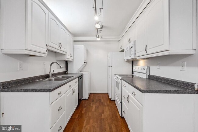 Building Photo - 5911 Edsall Rd
