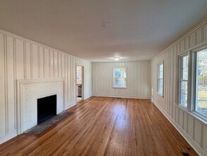 Building Photo - Renovated 3BR Near UNC Law School
