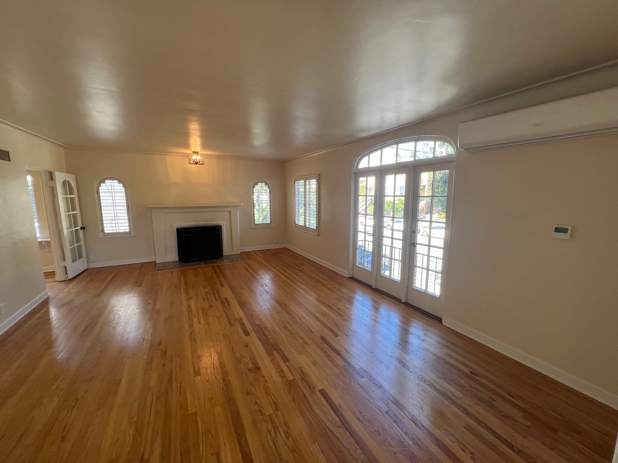 Living / Family Room - 2528 Front St