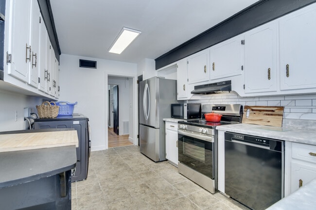 Building Photo - 822 W Woodlawn Ave