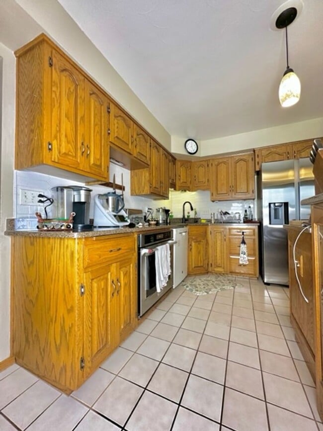 Building Photo - Beautiful / Spacious 3 Bed 3 Bath Ranch Style Single Family Home!