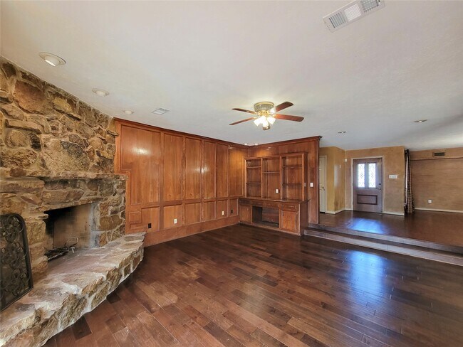 Building Photo - 4717 Country Club View