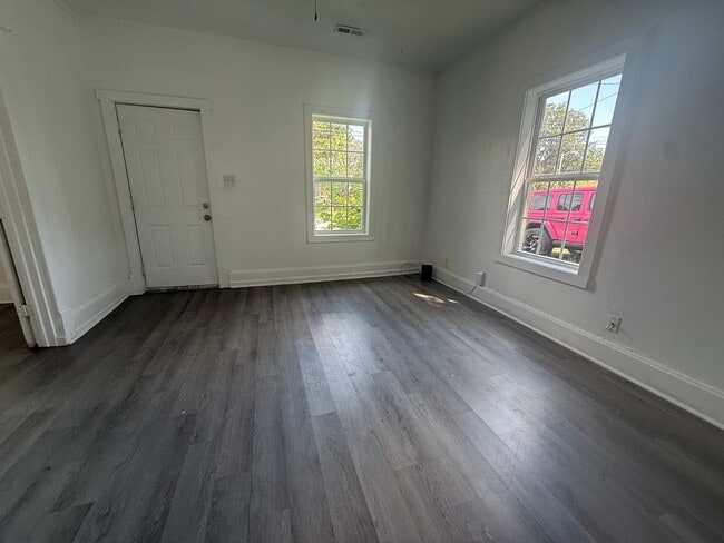Building Photo - 221 S Broadway Ave