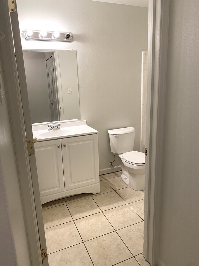 Building Photo - Clinton Condo 36A