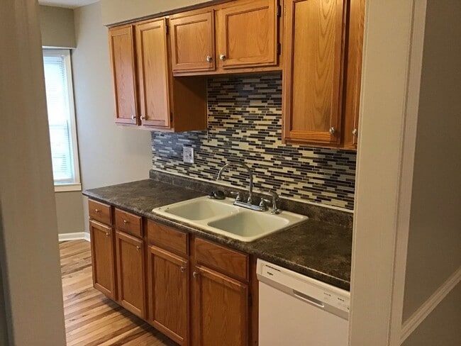 Building Photo - April Move-Ins – Reserve Now! 3 bed, 2 bath