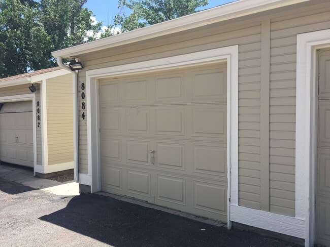 Building Photo - 8084 Lexington Park Dr