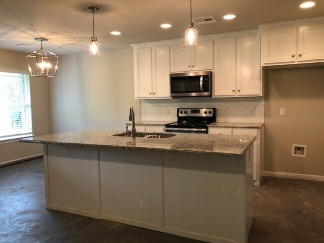 Building Photo - New 4 Bedroom 2 Bath