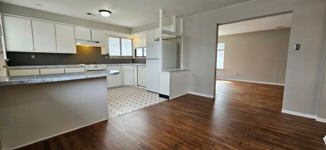 Building Photo - 1134-1138 N Akron St