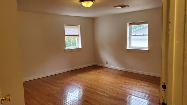 Building Photo - 4 Bedroom House for Rent