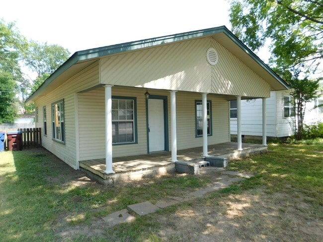 Building Photo - Newly Renovated 2 Bedroom House