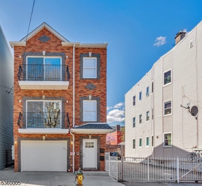 Building Photo - 267 S 10th St