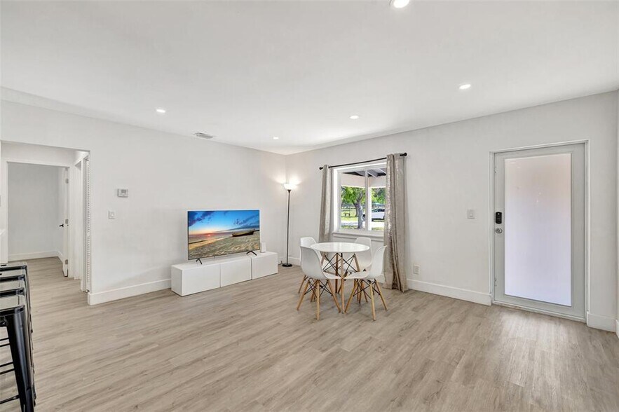 Building Photo - 843 SW 20th St