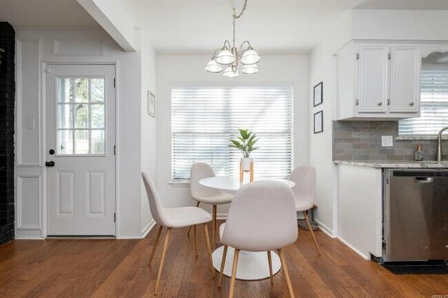 Building Photo - 41 Oak Forest Loop