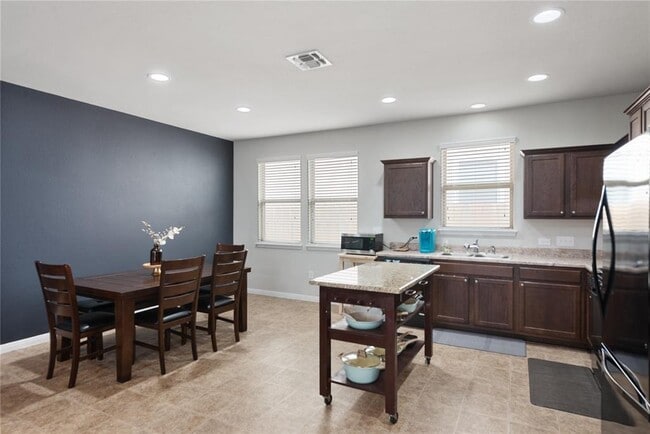 Building Photo - 213 Sambar Dr