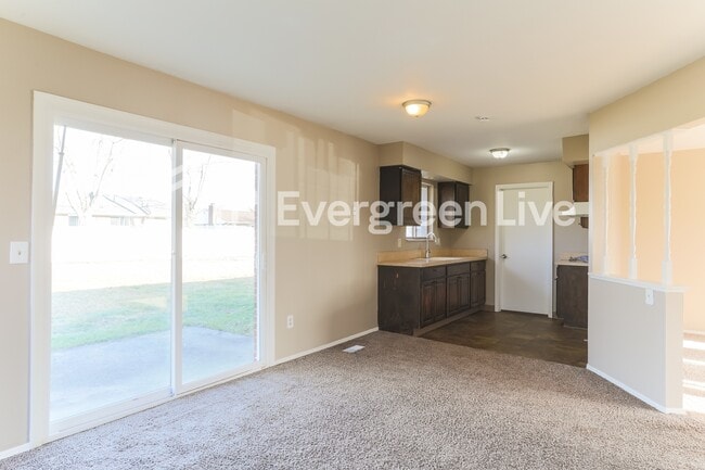 Building Photo - 868 Liverpool Pl