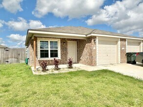 Building Photo - 1810 Clovis Dr