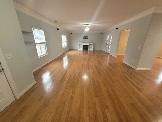 Building Photo - Stunning 4 Bedroom, 2.5 Bath Home Just 3 Blocks to Chesapeake Bay