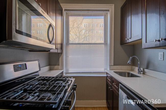 Building Photo - 1626 W Sherwin Ave