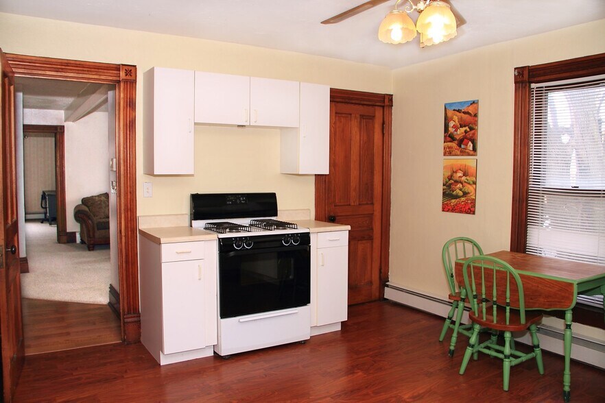 Large, fully equipped kitchen - 2706 Buffalo Rd