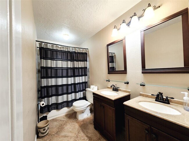 Building Photo - 2830 Virginia Colony Dr