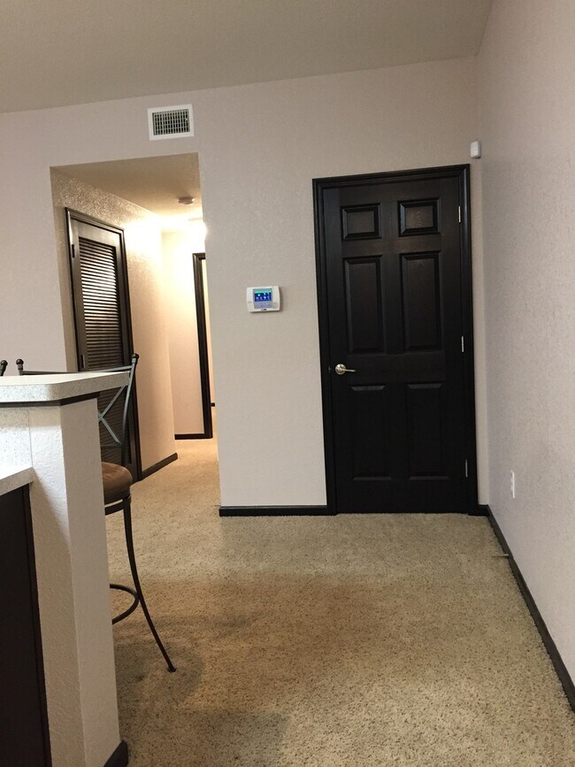 Building Photo - Large two bedroom apartment about a block away from Washburn University