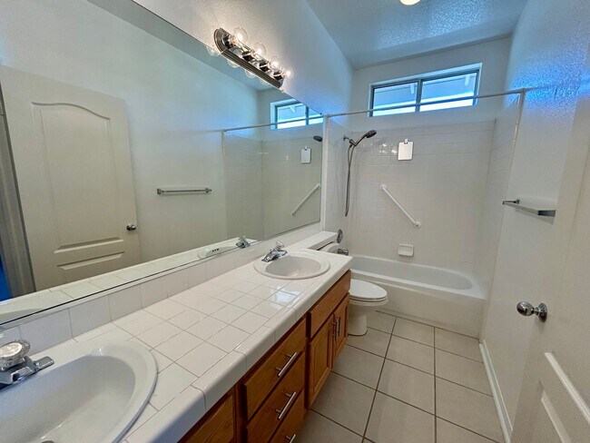 Building Photo - Spacious 4 Bed/2.5 Bath Home Escondido