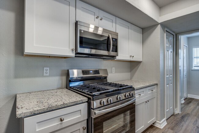 Building Photo - Spacious 4BD Home with Stunning Landscape ...