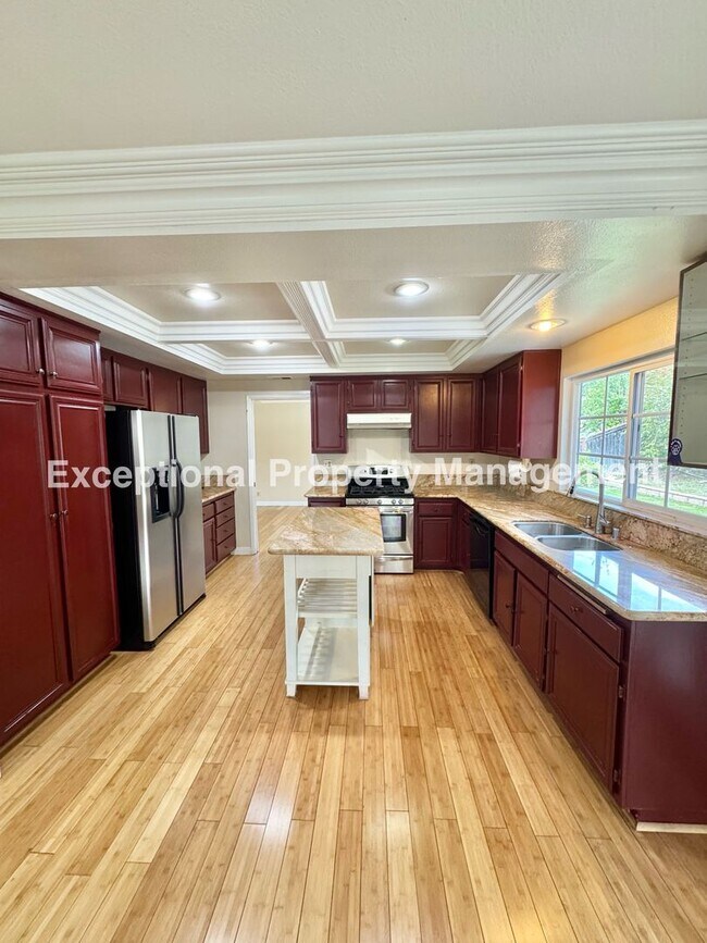 Building Photo - Move in ready 4 bed 3 bath home with 1 bed...