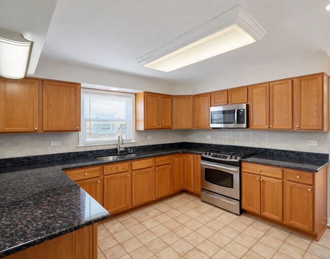 Building Photo - 8604 W Carmen Ave