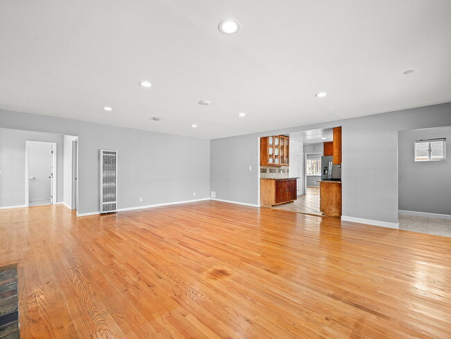 Building Photo - "Spacious 4-Bed, 3-Bath Oasis in Prime Los Angeles Location - 2080 Sq Ft of Comfort!"